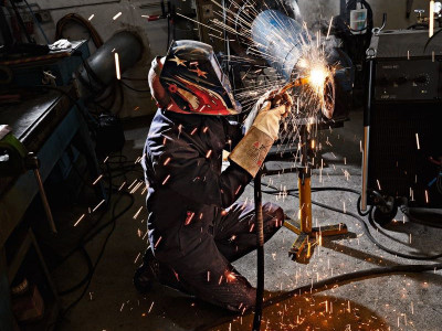 Protecting Workers in Metallurgy and Welding: The Importance of Proper Workwear According to International Standards